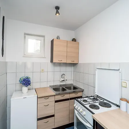 & Alan - Double With Shared Bathroom 2 *