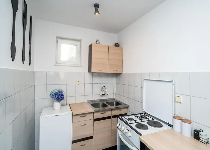 & Alan - Double With Shared Bathroom 2 *