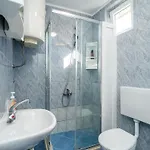 & Alan - Double With Shared Bathroom 2