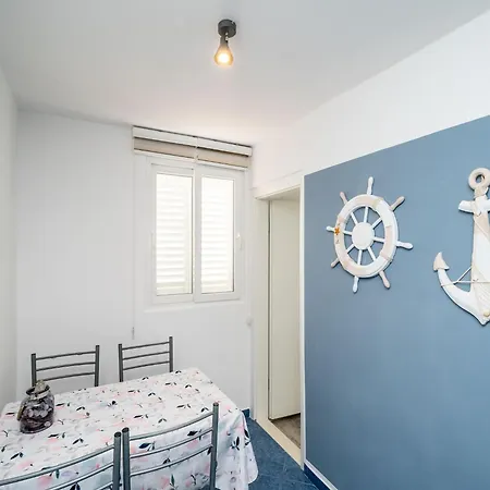 & Alan - Double With Shared Bathroom 2 Daire