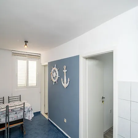 & Alan - Double With Shared Bathroom 2 *