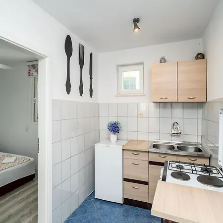 & Alan - Double With Shared Bathroom 2 Дубровник