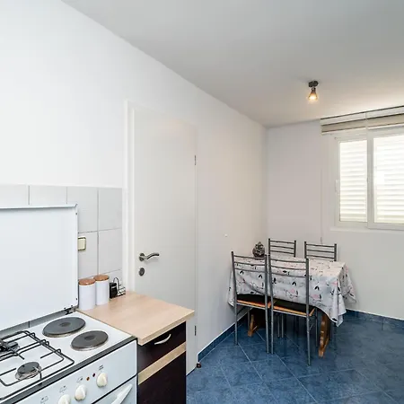 & Alan - Double With Shared Bathroom 2 * דוברובניק