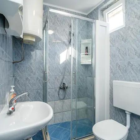 & Alan - Double With Shared Bathroom 2