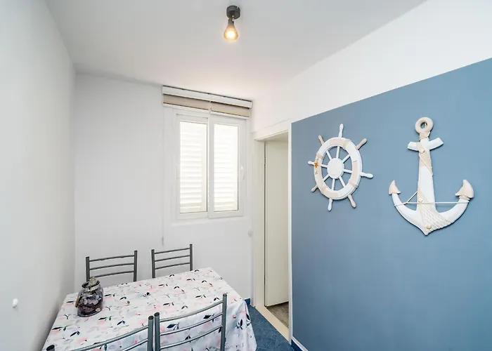 & Alan - Double With Shared Bathroom 2 דירה