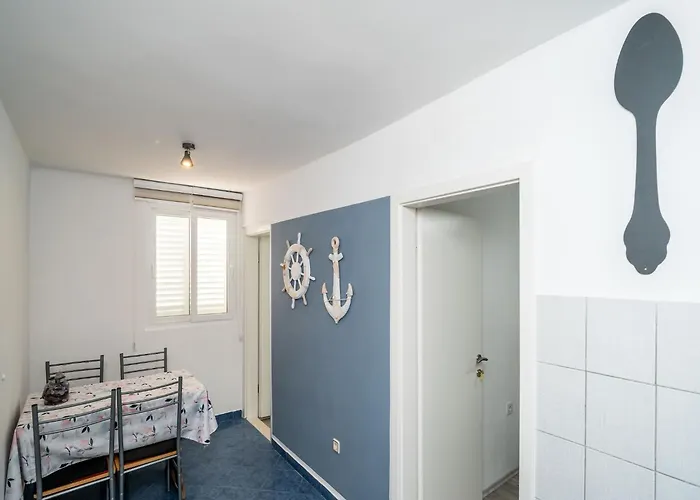 & Alan - Double With Shared Bathroom 2 *