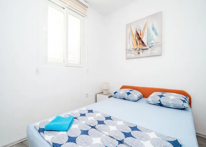 & Alan - Double With Shared Bathroom 2 דירה