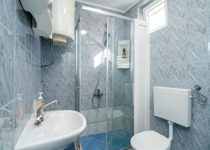 & Alan - Double With Shared Bathroom 2