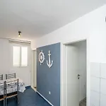 & Alan - Double With Shared Bathroom 2 *